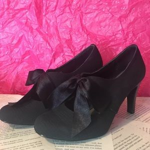 Ann Marino heels black w/ black bow - Size 7 1/2M